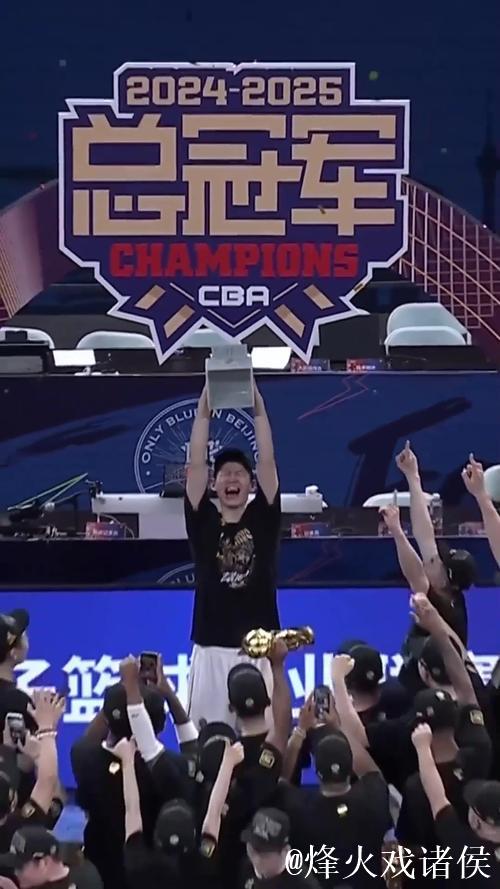 见证历史！广厦第一面总冠军旗帜在黄龙体育中心高高升起